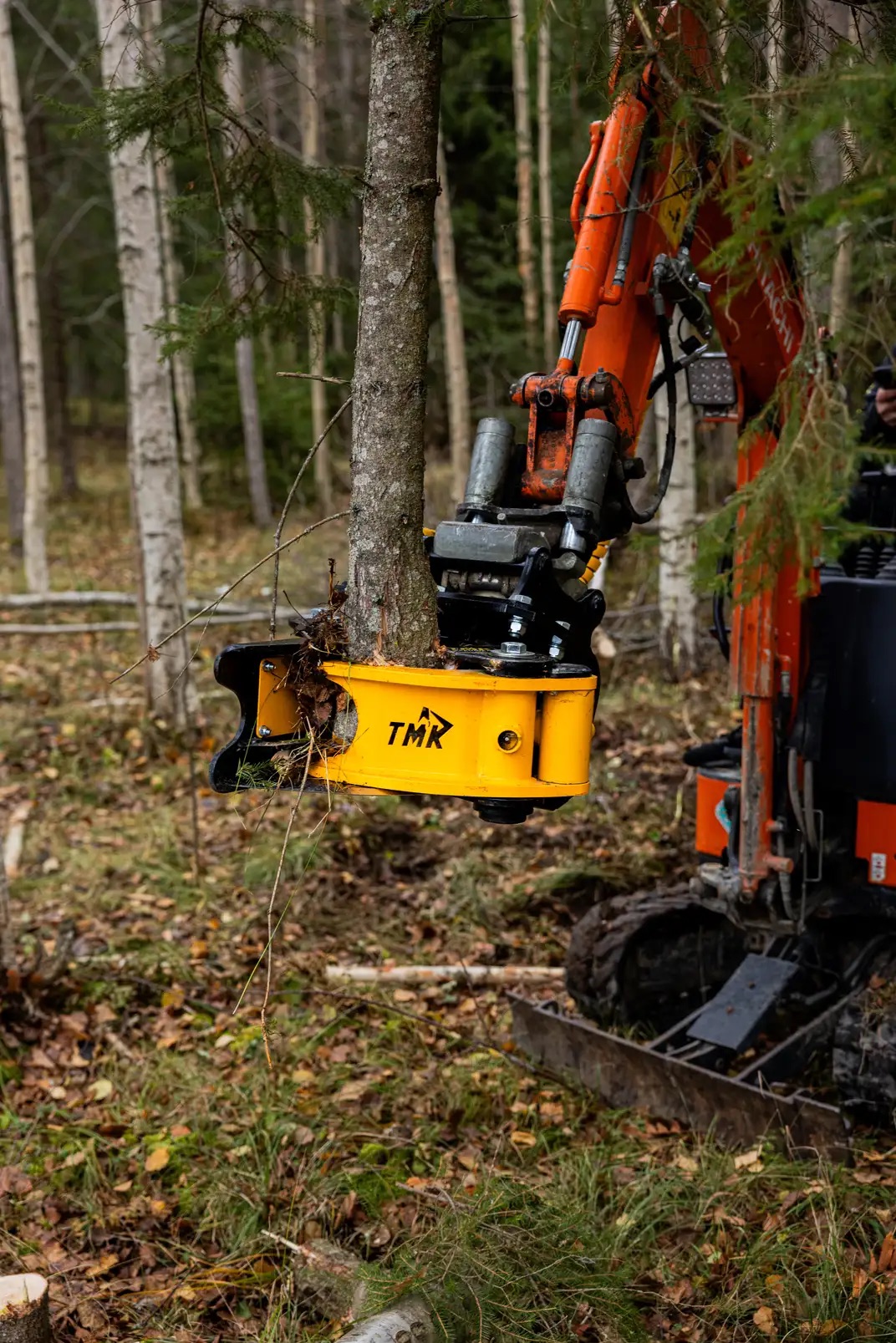 TMK 150 — гидравлические ножницы для древесины в работе